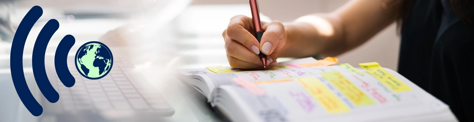 Imagen que aparece una mano de una mujer escribiendo en una agenda.