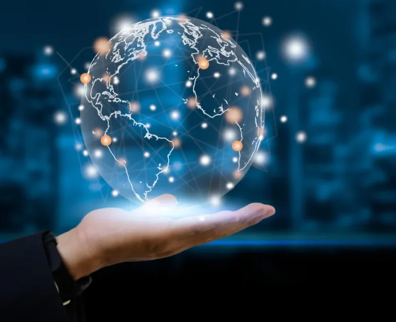 Imagen para la Comunicación digital y redes accesibles, aparece una mano sosteniendo una bola del mundo digital